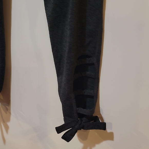 Chic Black Leggings with Bow Detail - Picture 7 of 9